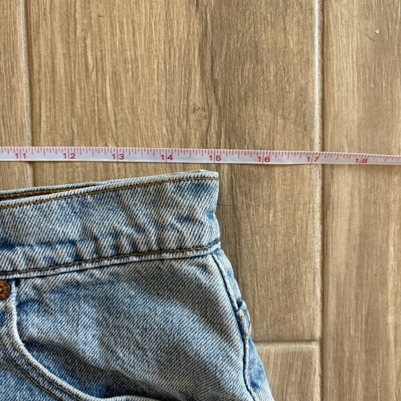 Vintage Levis 550 Shorts Womens 11 Blue Denim Light Wash Relaxed Distressed 90s - Picture 8 of 10